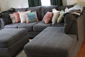 スマートテレビ、暖炉、書庫