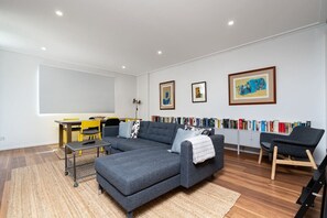 Een televisie en boeken