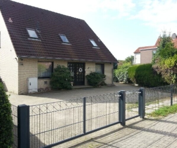 A single-story house with a sloped roof, a front door, and a small porch. - Ferienhaus mit 4 Wohneinheiten für Gruppen! Hunde Willkommen! (Cuxhaven)