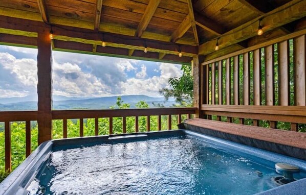 Outdoor spa tub - Time to book for spring break! (Sevierville)