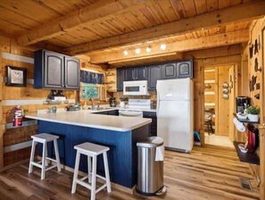 Private kitchen - Time to book for spring break! (Sevierville)