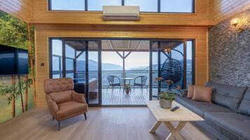 Deluxe Bungalow, 1 King Bed, Hot Tub, Mountain View