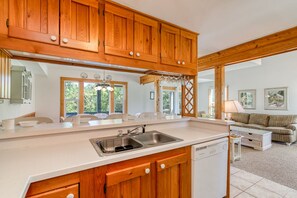 Kylskåp, mikrovågsugn, ugn och spishäll