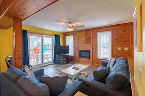 DVD player, books, stereo - Family-friendly condo with ocean and pool views from covered deck! (Duck)