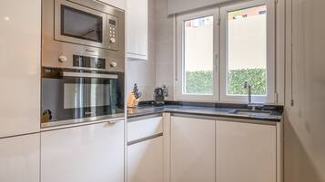 Rentaplats i utensilis de cuina, vaixella i coberteria