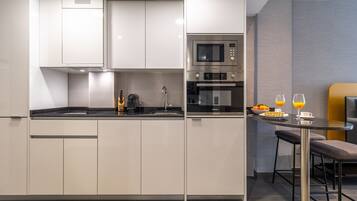 Een vaatwasser, kookgerei, borden en bestek