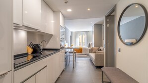 Une cuisine moderne avec un coin repas, un banc et un miroir rond.