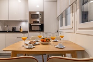 Dining - New en Latina area for 3 (Latina Toledo VII) (Madrid)