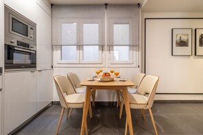 Dining - New en Latina area for 3 (Latina Toledo VII) (Madrid)