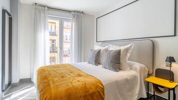 Een strijkplank/strijkijzer, wifi, beddengoed