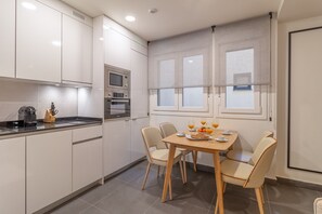 Dishwasher, cookware/dishes/utensils
