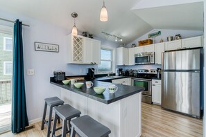 Kjøleskap, mikrobølgeovn, ovn og kokeplater