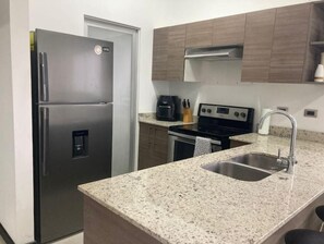 Refrigerador, microondas, horno y parrilla de estufa 