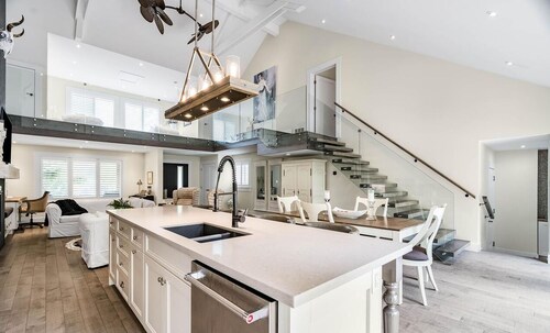 Luxury Home just 7 minutes Walking to the beach!