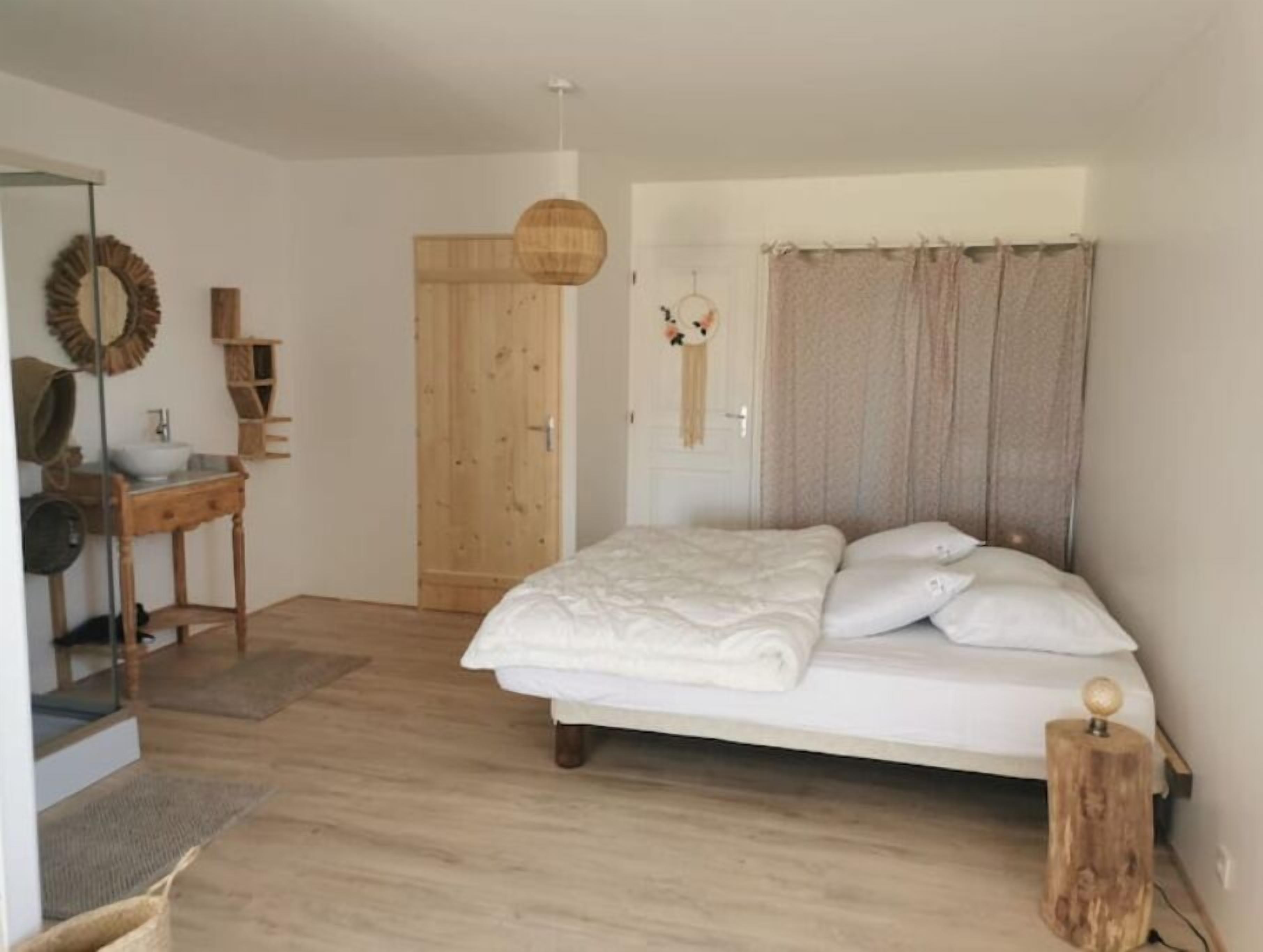 1 dormitorio, cuna de viaje, wifi y ropa de cama