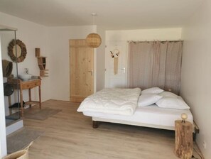 1 dormitori, un bressol de viatge, wifi i roba de llit 