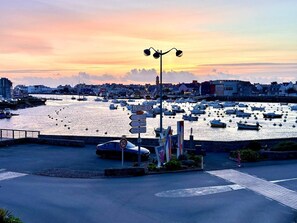 A harbor with boats, a street with a speed limit sign, and a pedestrian crossing. - Holiday home near harbor & beach
(Treffiagat)