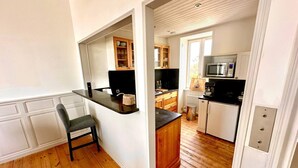 Kaffetrakter/tekoker, kjøleskap, mikrobølgeovn og ovn