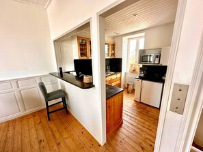 Fridge, microwave, oven, stovetop - Holiday home near harbor & beach
(Treffiagat)