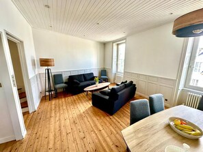 Living area - Holiday home near harbor & beach
(Treffiagat)