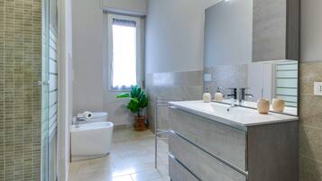 Doccia, asciugacapelli, bidet, asciugamani