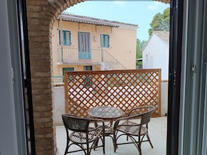 Appartement Confort, accessible aux personnes à mobilité réduite, vue cour intérieure | Balcon