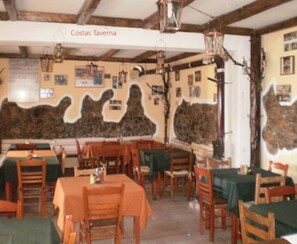 Se sirven desayunos, cenas, brunch y cocina griega