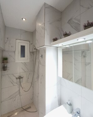 Departamento Confort, con acceso para personas discapacitadas, vista al patio | Baño | Regadera, secadora de cabello, toallas, jabón 