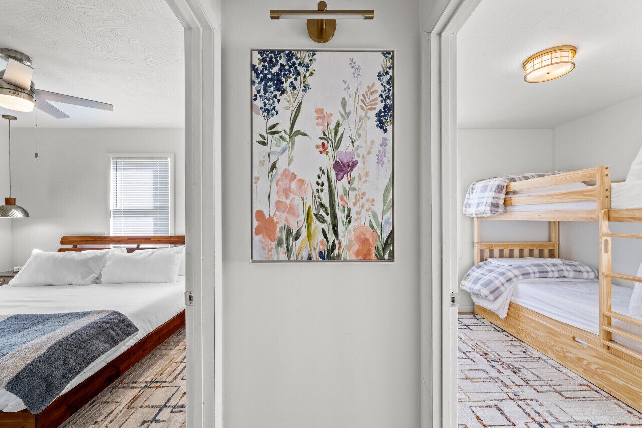 3 間睡房、書桌、熨斗/熨衫板、可攜式嬰兒床