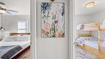 3 habitaciones, escritorio y tabla de planchar con plancha