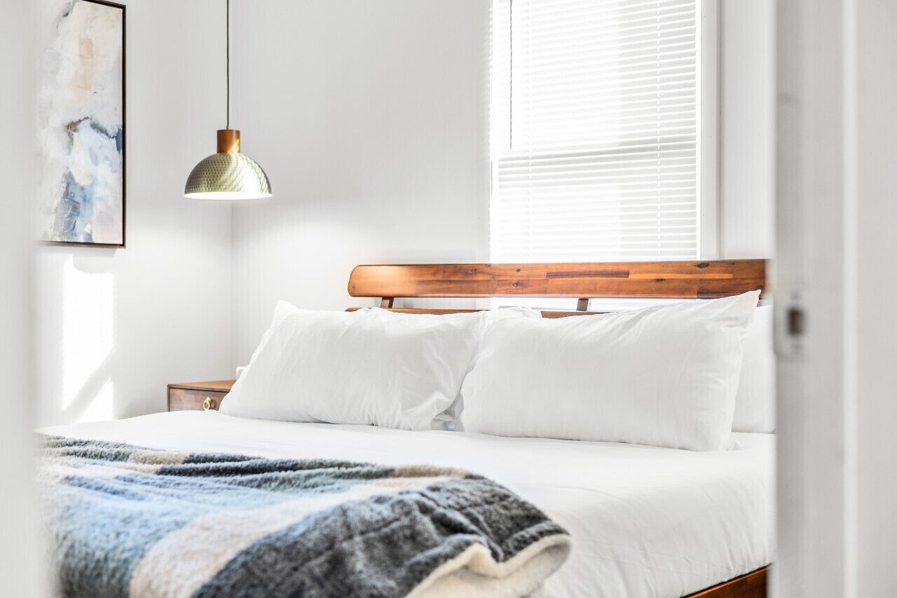 3 chambres, bureau, fer et planche à repasser, lit parapluie