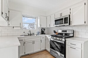 Refrigerador, microondas, horno y parrilla de estufa 