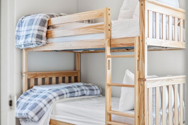 3 bedrooms, desk, iron/ironing board, travel crib