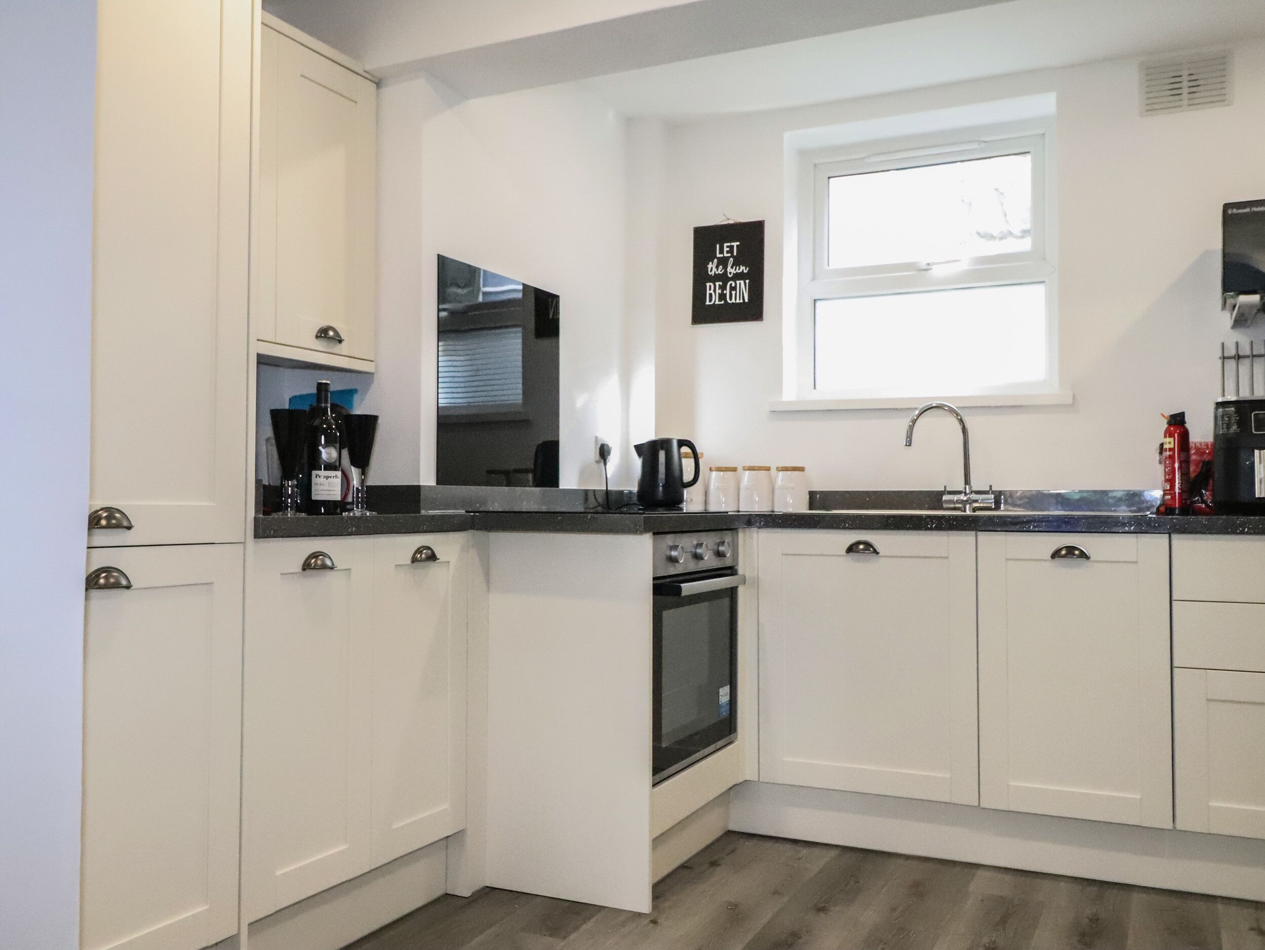 Een koelkast, een vaatwasser, een waterkoker, een broodrooster