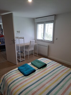 2 bedrooms, desk, iron/ironing board, travel cot - Appartement Refait à Neuf Tout Équipé en RDC Avec Jardin Terrasse ,barbecue (Avrillé)