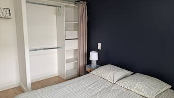 2 chambres, bureau, fer et planche Ă repasser, lit parapluie