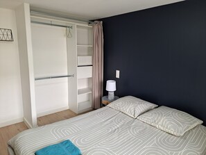 2 chambres, bureau, fer et planche à repasser, lit parapluie