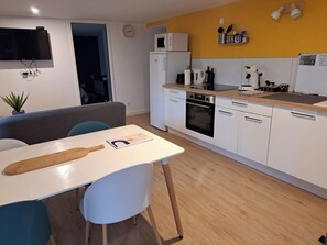 Fridge, microwave, oven, stovetop - Appartement Refait à Neuf Tout Équipé en RDC Avec Jardin Terrasse ,barbecue (Avrillé)