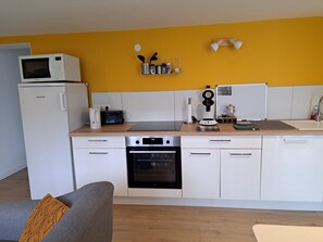 Réfrigérateur, micro-ondes, four, plaque de cuisson