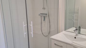 Serviettes fournies, papier toilette