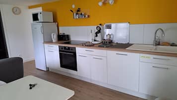 Frigorífico, microondas, horno y placa de cocina