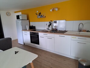 Køleskab, mikrobølgeovn, ovn, kogeplade