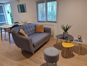 TV - Appartement Refait à Neuf Tout Équipé en RDC Avec Jardin Terrasse ,barbecue (Avrillé)