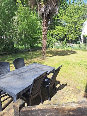 Outdoor dining - Appartement Refait à Neuf Tout Équipé en RDC Avec Jardin Terrasse ,barbecue (Avrillé)