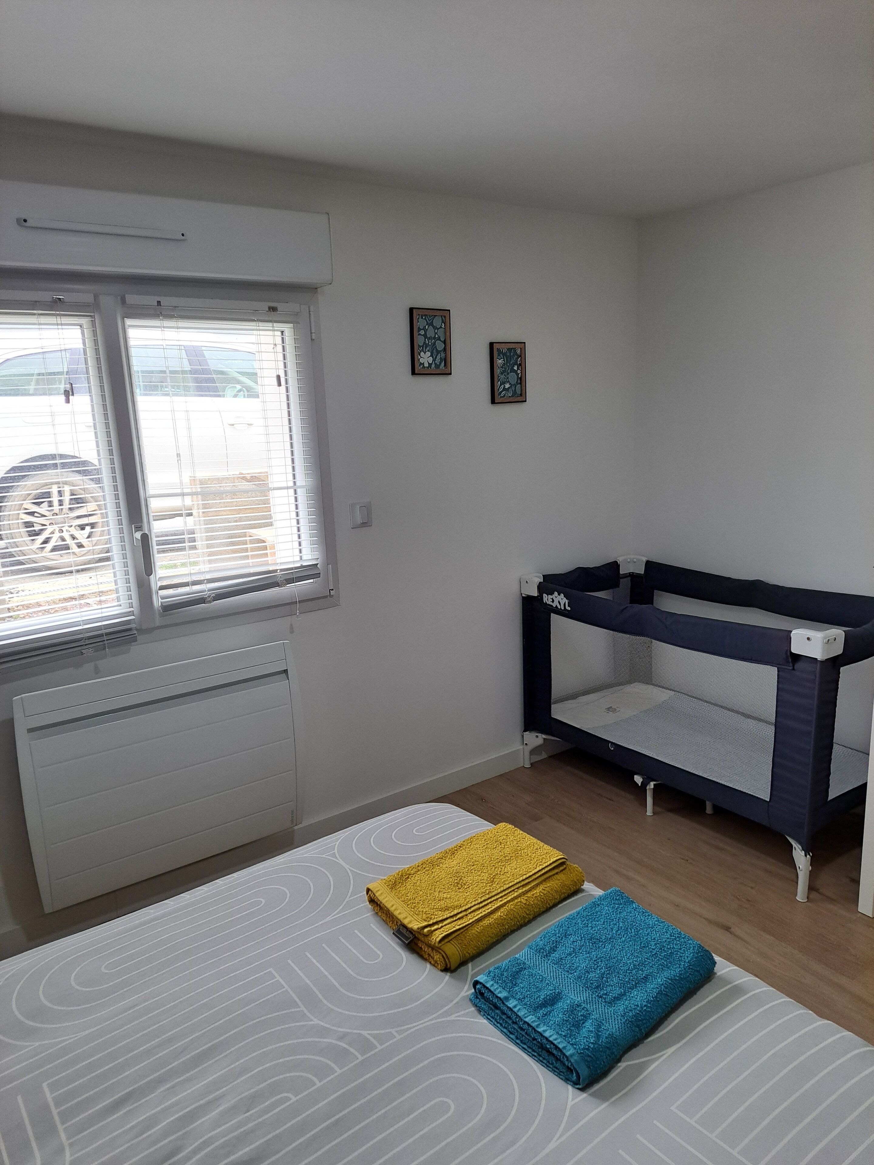 2 Schlafzimmer, Schreibtisch, Bügeleisen/Bügelbrett, Reisekinderbett