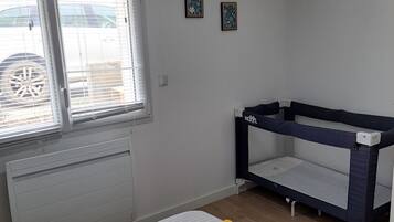 2 Schlafzimmer, Schreibtisch, Bügeleisen/Bügelbrett, Reisekinderbett