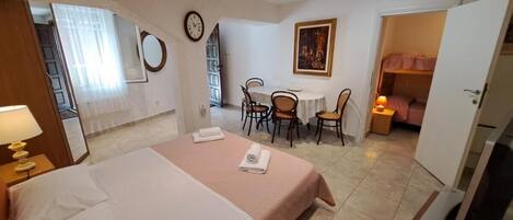 1 غرفة نوم وواي فاي وملاءات أسرّة