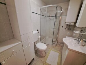 Shower, towels - Apartment in a quiet area (Draga Bascanska)