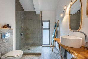 Dusj, hårføner, håndklær og såpe