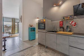 Kylskåp, mikrovågsugn, ugn och spishäll